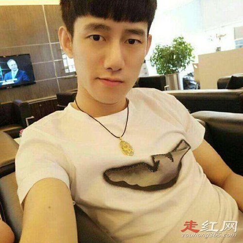 yy315给阿哲刷多少礼物 315姐可是神豪中的一位