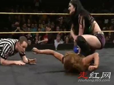 wwe女子撕衣走光事件 女人发起狠来血腥无规则