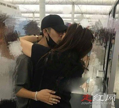 王嘉尔有恋母情节吗 与妈妈机场接吻怎么回事