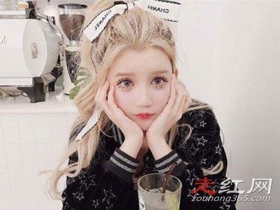 芭比迪丽拉素颜卸妆的样子 家庭背景有钱吗