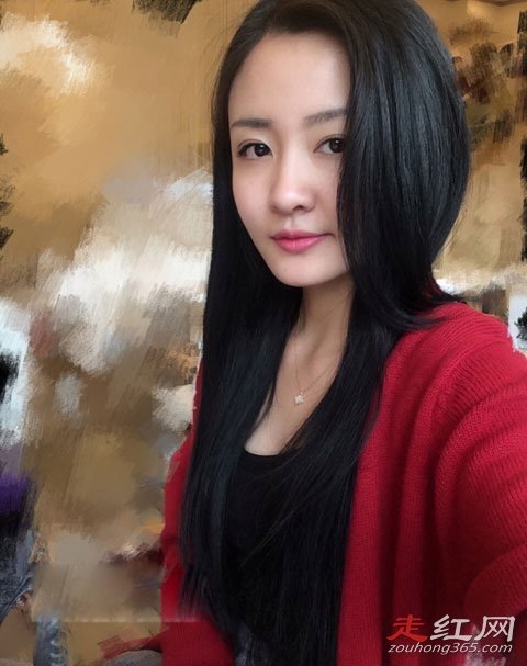 陈翔六点半米线儿真名丝袜皮裙照相比于腿腿属于新人