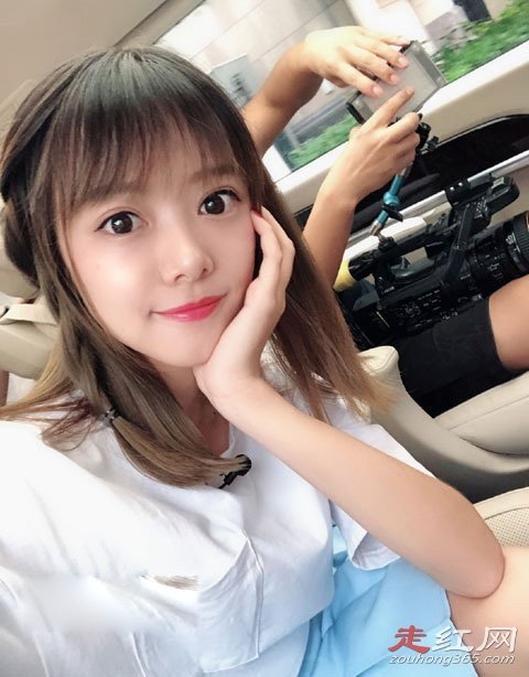 骆歆穿吊带事件怎么回事肩带衣服掉下来了