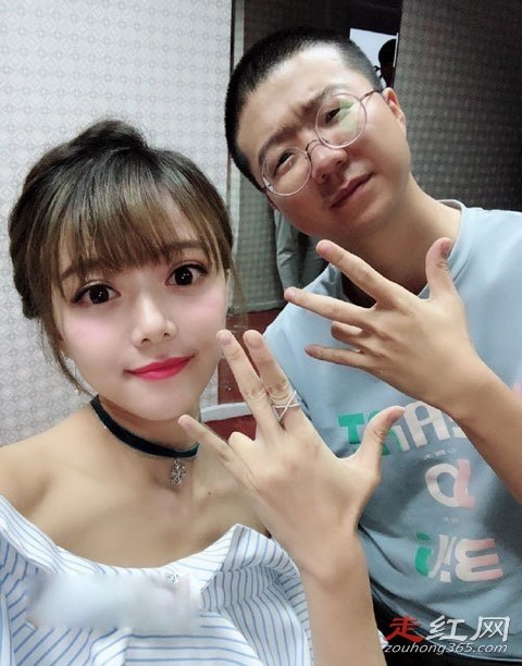 骆歆穿吊带事件怎么回事肩带衣服掉下来了