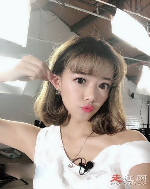 骆歆穿吊带事件怎么回事肩带衣服掉下来了