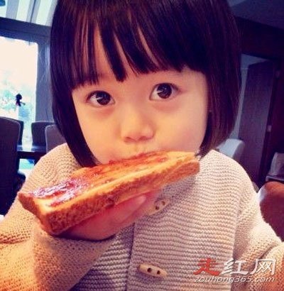 ����Ů��СŴ��������Ƭ ����æ���ٻؼҿ����Լ�Ů��