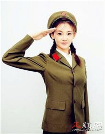 芳华女主苗苗军装照片 冯小刚非常喜欢看她跳舞