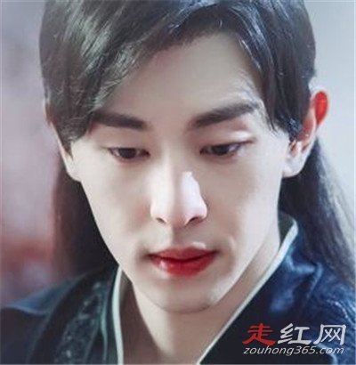 ���׵����ŵ�����˭ ֮ǰ��һ��Ů�����ǽ�