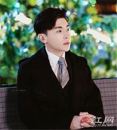 ���׵����ŵ�����˭ ֮ǰ��һ��Ů�����ǽ�