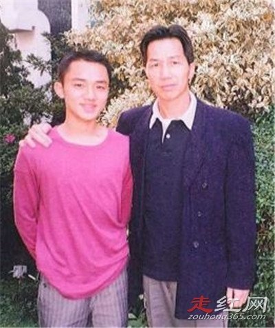 王祖蓝的父亲到底是谁 在身高上爸爸也是获胜