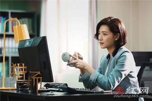 ������������Ϲ���˭ ���������һ���ܿɰ���Ů��