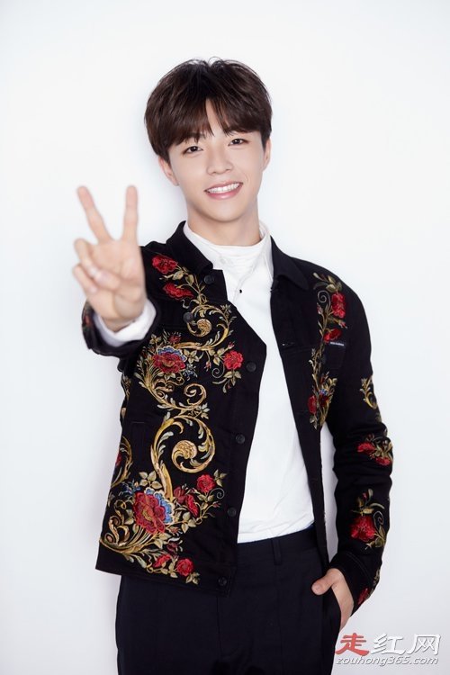 身高183cm的陈立农笑起来像个邻家男孩,在舞台上第