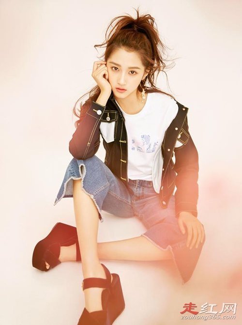 关晓彤紧身裤露脐装有着173cm的模特身高