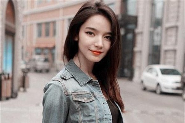 代斯和麦迪娜合影太像了 两个人已经分不清了