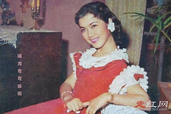 其实金庸当时还是很爱第一任妻子杜冶芬的,他曾经写剧本的时候还以"