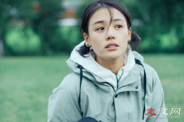 马思纯参加一档综艺节目《幻乐之城》,在节目中表演了小短片《录像带