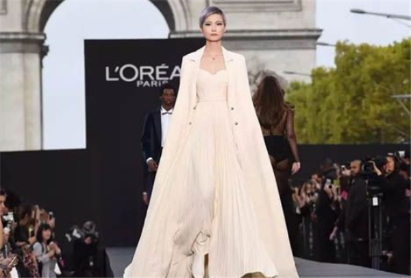 李宇春为啥总是c位 超女中发展最成功的一个