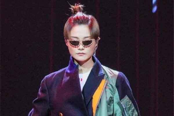 李宇春为啥总是c位 超女中发展最成功的一个