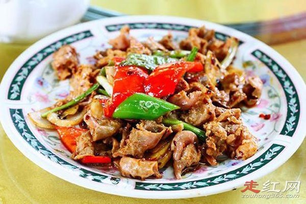 也是对饮食的研究,专门到电影中广州暴龙哥曾经坐过的餐厅,点了一道"