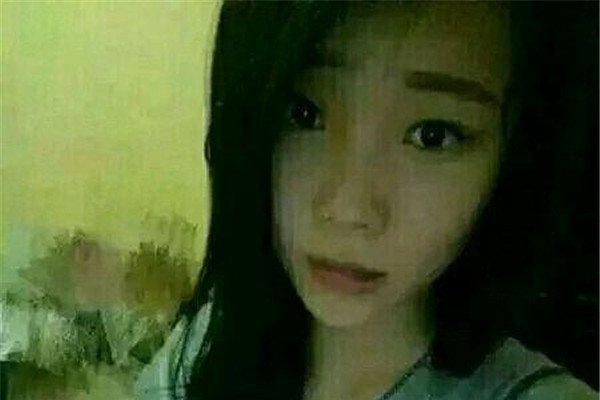 ���´�����Ƶ��ô���� һȺŮ��Χ��һ��Ů����