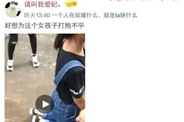 ���´�����Ƶ��ô���� һȺŮ��Χ��һ��Ů����