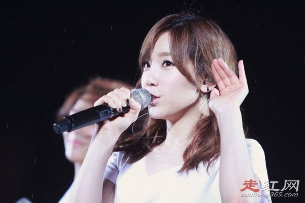 边伯贤金泰妍车内接吻照片 后来什么时候分手的