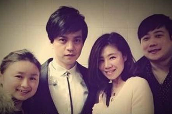 李健经纪人走红事件 任思奕的眼神和神情不一般