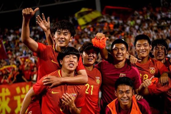 中国国足为什么那么弱 踢足球的(de)孩子非常少