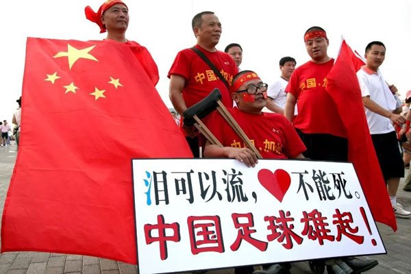 中国国足为什么那么弱 踢足球的孩子非常少