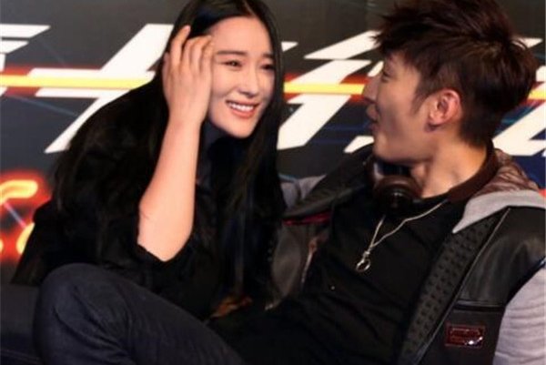 胸咚是啥 壁咚的基础上加上胸靠近(2)