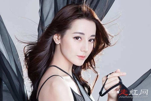 迪丽热巴的胸部怎么回事 穿礼服全程捂着胸部