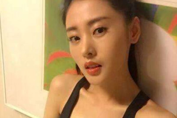 张天(tiān)爱和邓超手滑是怎么回事 微博中发胸环的照片
