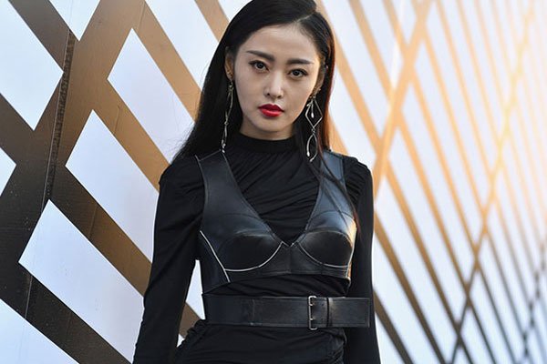 张天爱和邓超手滑是怎么回事 微博中发胸环的照片