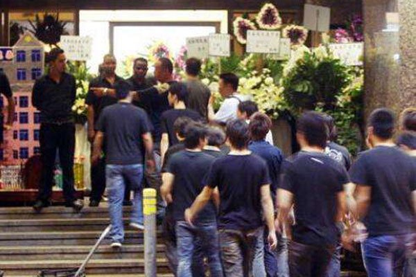 ���尲������ͷ��˭ ����������������ǰΪ��