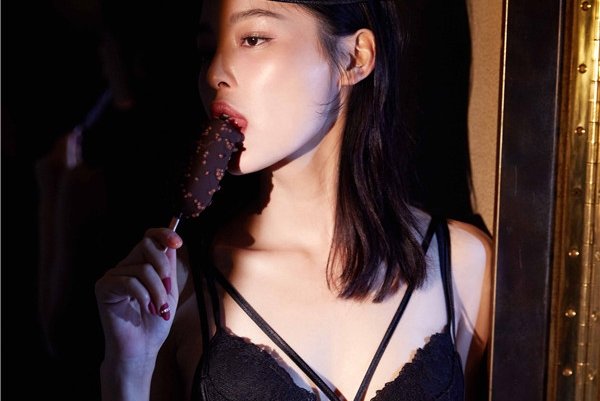 辛芷蕾的嘴唇唇裂怎么回事 和整容有关吗