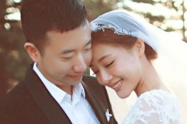 邓家佳老公是谁 与(yǔ)相恋十年的圈外男友结婚
