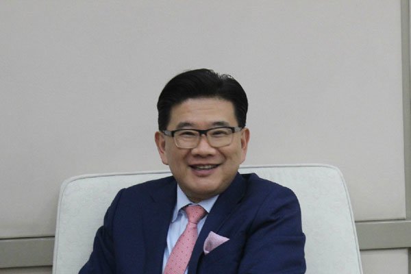 曹可凡为什么不被尊重 跟不同的人不同的面孔