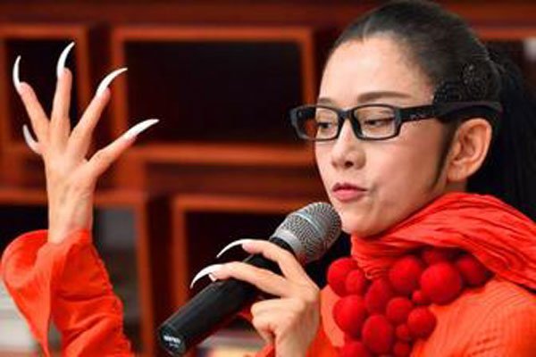 杨丽萍豪宅被拆原因 指甲太长吃饭都要人喂