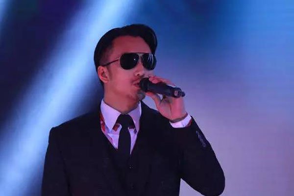 在网络上受到了热议,群众纷纷谴责谢霆锋模仿秀主办方的不道德行为