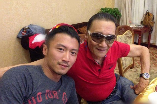 谢贤为什么爱戴墨镜 70岁还追小42岁的女朋友