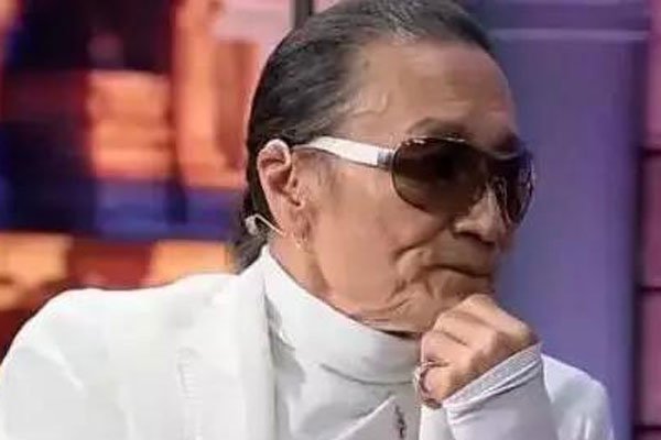 л��Ϊʲô����ī�� 70�껹׷С42���Ů����