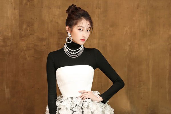 关晓彤全身性感美照 是天生的衣架子