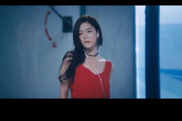 李成敏情圣裙子飞舞 露出了自己的下半身