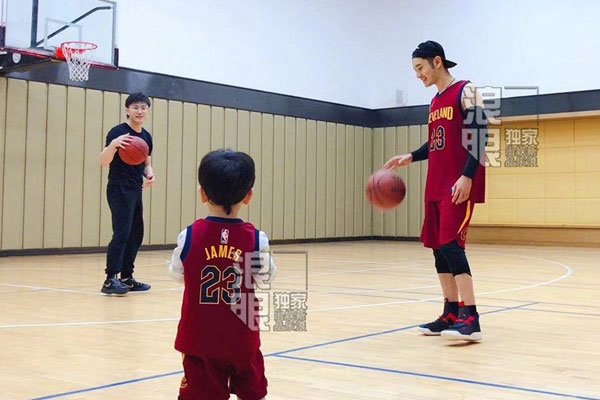 黄晓明杨颖baby离了婚吗 儿子叫小海绵什么意思