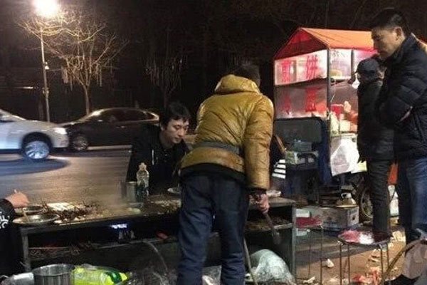 揍王思聪脑袋缝六针的人是谁 一起吃饭不是普通人