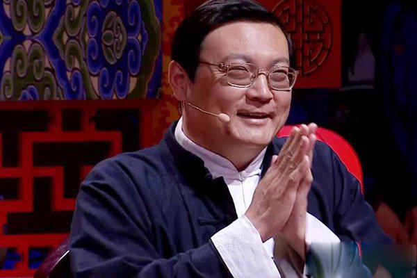 老梁说春晚黑色三分钟真正承担责任的是李咏