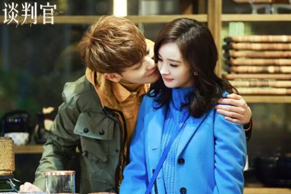 黄子韬吻杨幂胸口怎么回事剧中激吻的镜头