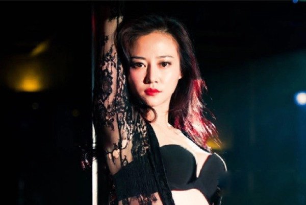 谭卓的胸(xiōng)惊艳照片 夜店跳的是钢管舞