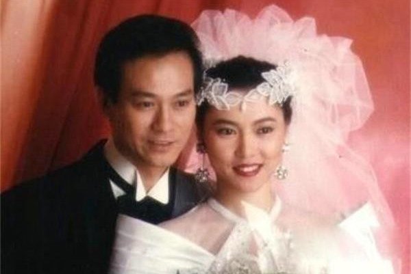 官晶华个人资料和郑少秋怎么认识的