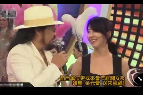 金元萱怎么会看上张菲 他节目中摸金元萱大腿