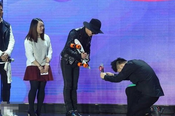 杜海涛给韩国人跪下的视频是什么 怎么看都觉得别扭